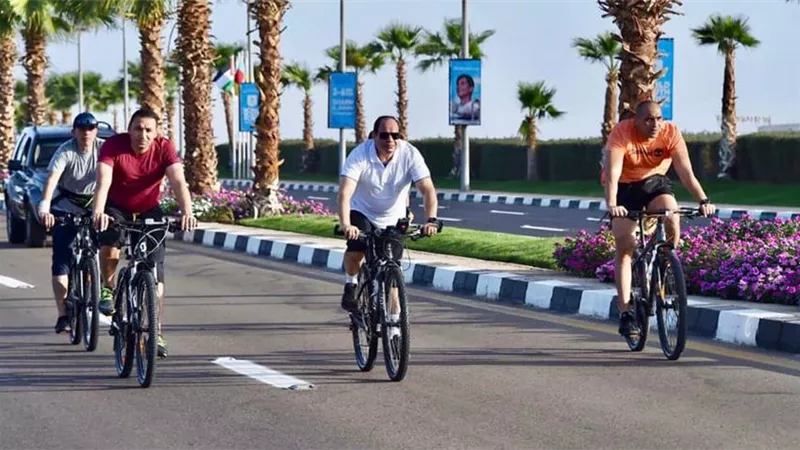 الرئيس السيسي يتفقد فعاليات المنطقة الخضراء ويشارك في مارثون للدراجات