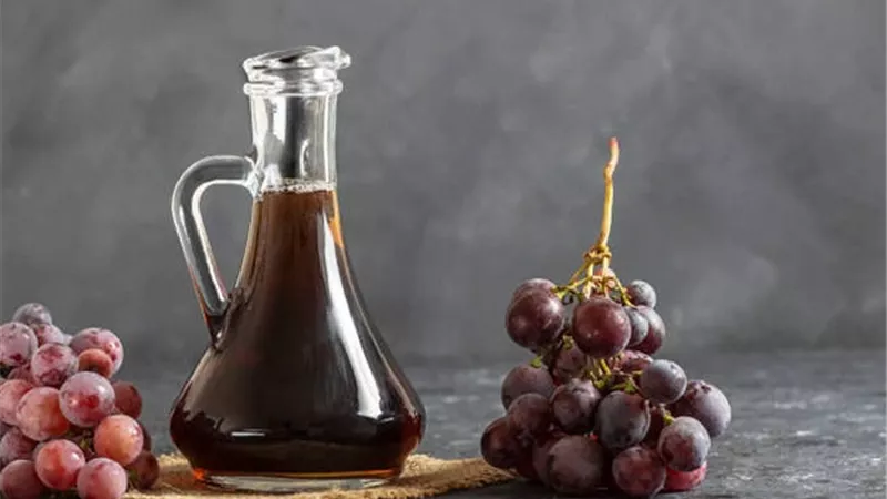 أضرار وفوائد خل العنب