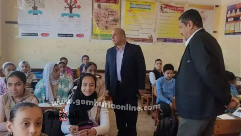 وكيل تعليم دمياط يفاجئ مدارس الزرقا والسرو ويشيد بإنتظام الدراسة بها