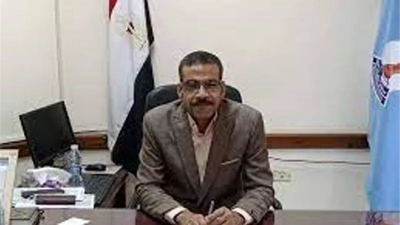 وكيل تعليم البحرالأحمر يسلم جائزة أفضل معلم بمدرسة رأس غارب المتميزة