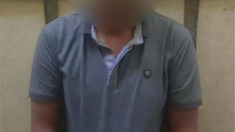 القبض على عاطل انتحل صفة موظف للحصول على أموال من أصحاب المحال بالزي