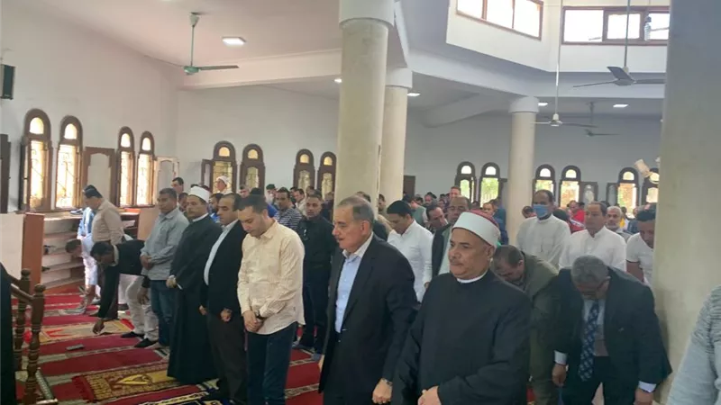 محافظ كفر الشيخ ونائبه يؤديان صلاة الجمعة وافتتاح مسجد بسيدي سالم