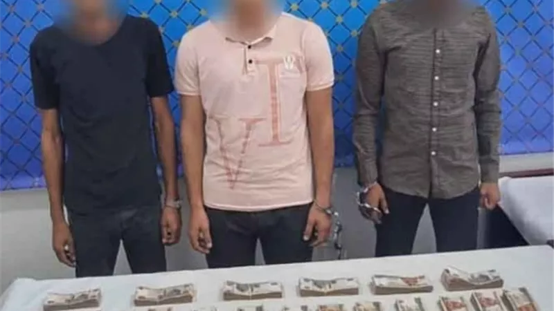 القبض على عاطل انتحل صفة موظف للحصول على أموال من أصحاب المحال بالزي
