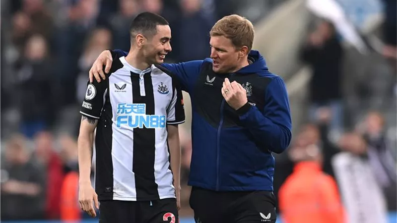 نيوكاسل يحصد جائزتي لاعب ومدرب الشهر فى الدوري الإنجليزي