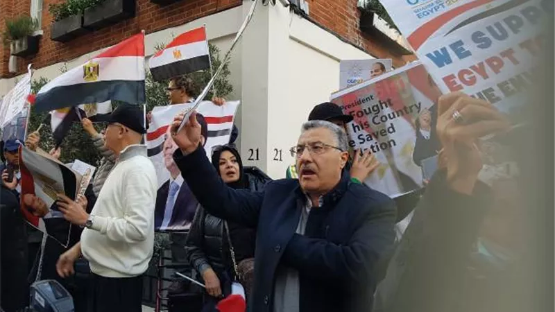 بالأعلام والهتافات .. وقفة لأبناء الجالية المصرية ببريطانيا دعما لمصر وقيادتها