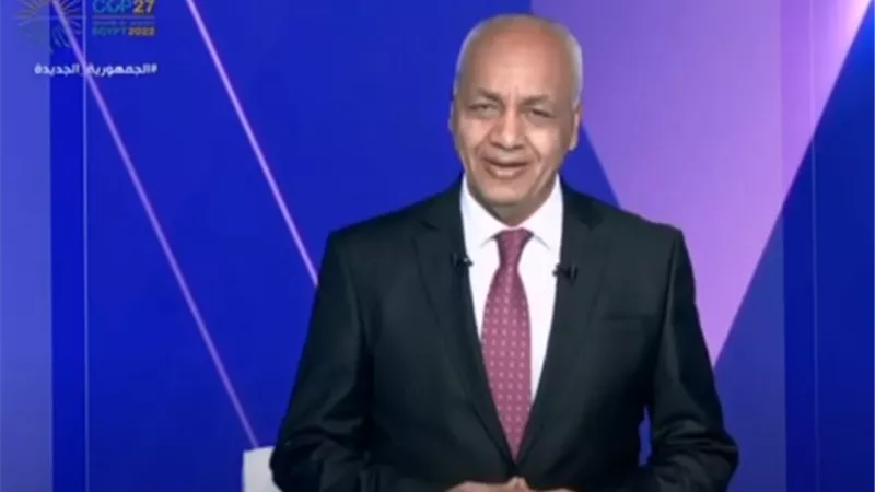 مصطفى بكري يقف على الهواء تحية إجلال وتقدير للشعب المصري.. فيديو