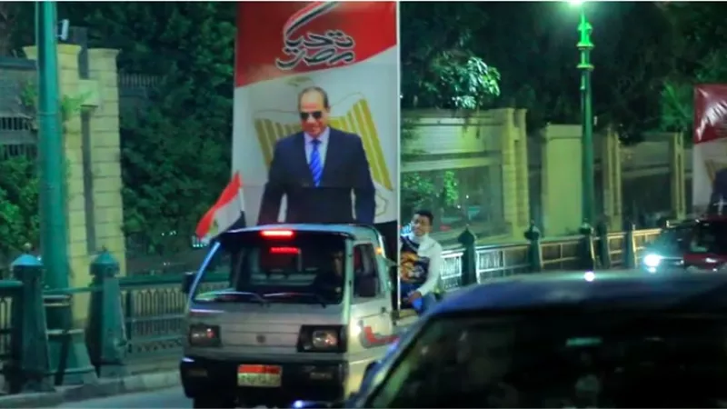 في حب السيسي.. السيارات تجوب الشوارع والميادين بالجمالية والأزهر (فيديو وصور)