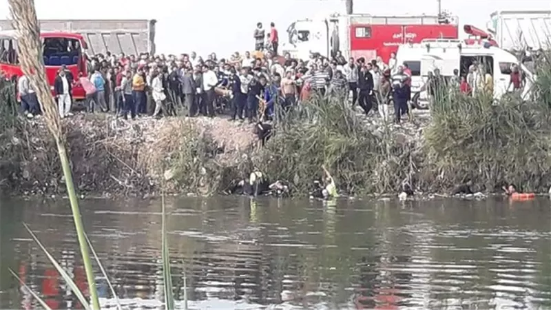 الصور الاولى لحادث سقوط مينى باص بترعة بالدقهلية
