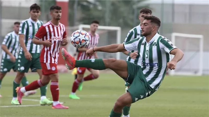 باناثانيكوس اليونانى يرفض ترك بلال مظهر لمنتخب الشباب