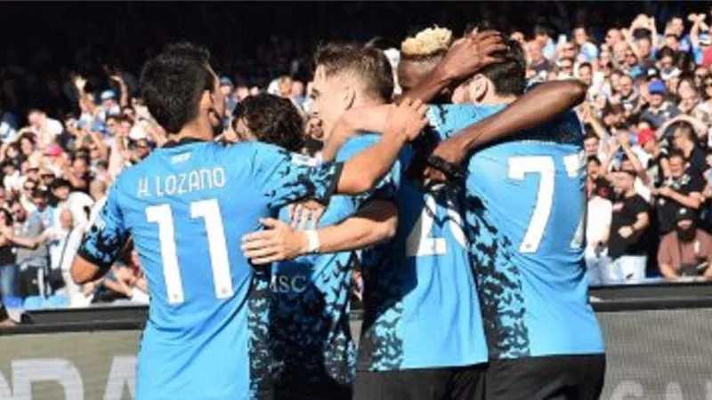 نابولي يفوز بصعوبة على أودينيزي 3-2 ويعزز صدارته للدوري الإيطالي