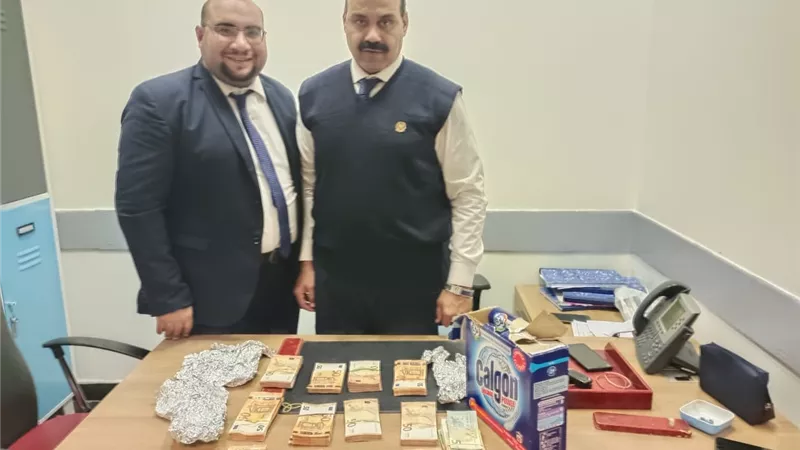 ضبط راكب اخفي ٦٨ الف يورو داخل علبة منظفات واخر بحوزته قطعة حشيش