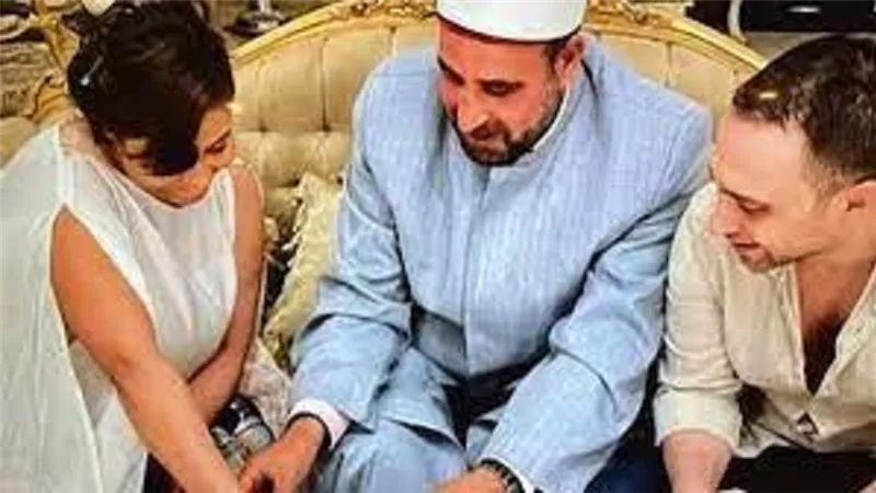ابنة شيرين عبد الوهاب تعود الى منزلها بعد زواج والدتها