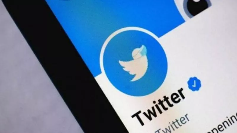 تويتر يعلق منح علامة التوثيق الزرقاء بعد فوضى 