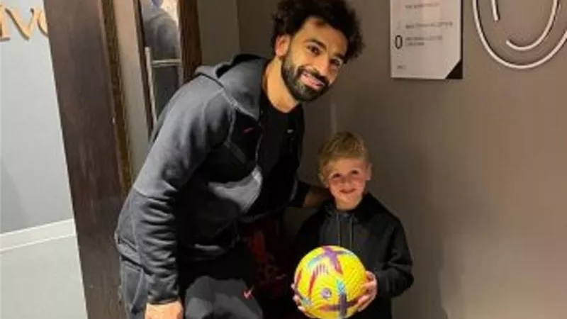 جيرارد ينشر صورة ابنه مع محمد صلاح عقب فوز ليفربول على ساوثهامبتون