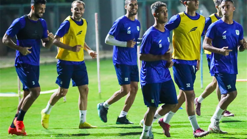 6 لاعبين من الشباب يشاركون في مران المصرى اليوم