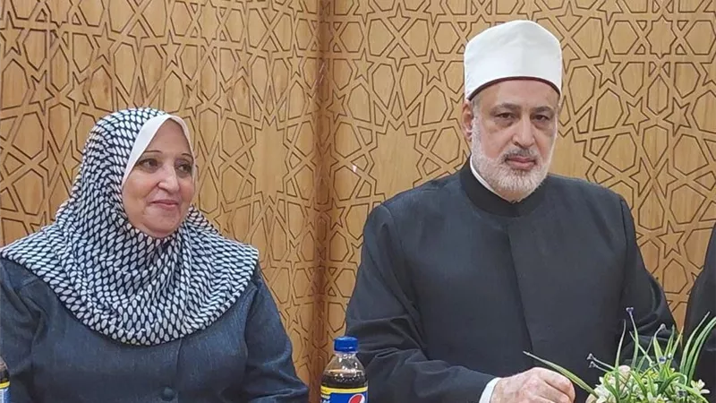 وكيل الأزهر يكرَّم طروب رسلان مدير عام التعليم الخاص تقديرًا لعطائها