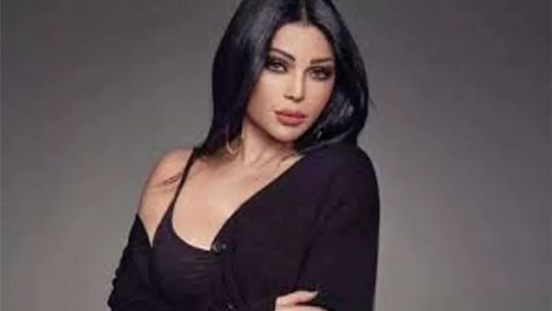 بـ جمبسوت ليجن شورت .. هيفاء وهبى باطلالة جريئة