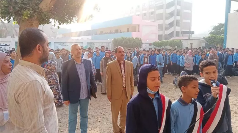 مدير تعليم الخانكة يشارك الطلاب طابور الصباح