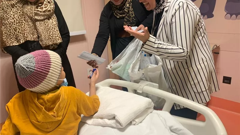 وفد أمانة المرأة بحماة الوطن بقنا توزع الهدايا لدعم مرضى الاورام