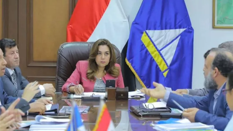محافظ دمياط تبحث موقف مشروعات المياه والصرف الصحى بكفر سعد