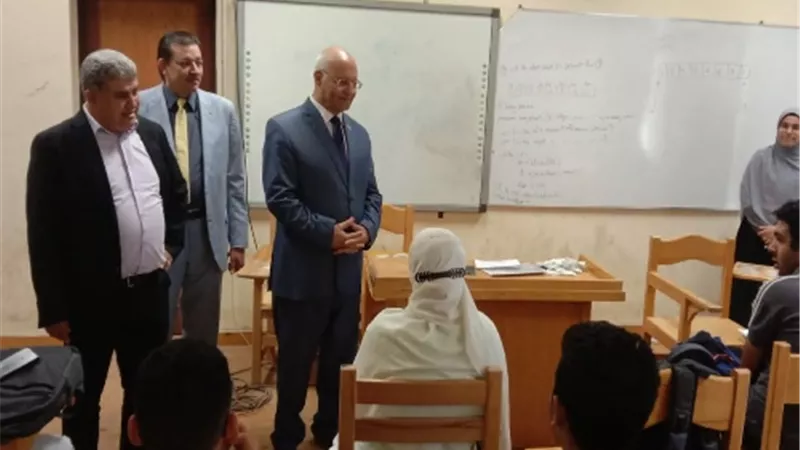 رئيس جامعة بنها يتابع سير العملية التعليمية بـ 5 كليات