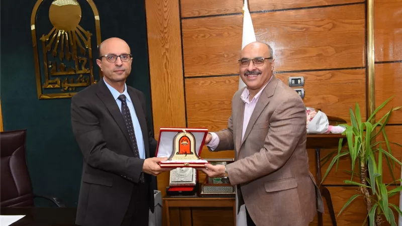 جامعة مؤتة الأردنية تهدي رئيس جامعة أسيوط درعاً تذكرياً