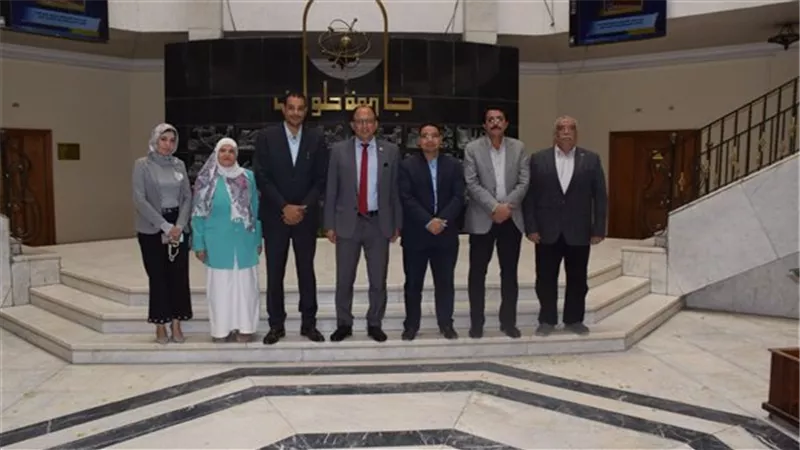 رئيس جامعة حلوان يجتمع مع هيئة مكتب الوافدين