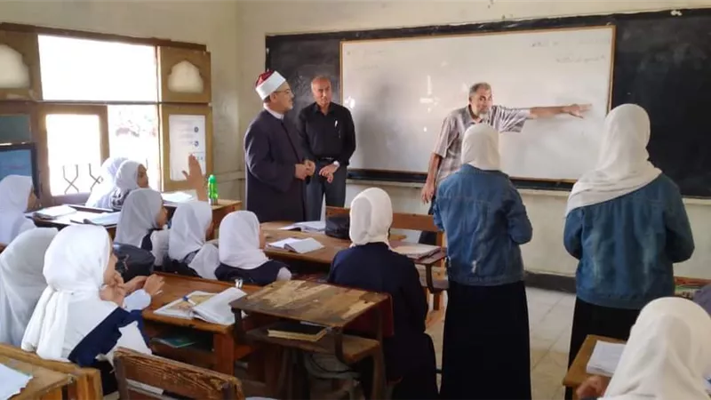 مدير التعليم الإعدادي يتابع انتظام الدراسة بمعاهد بلبيس
