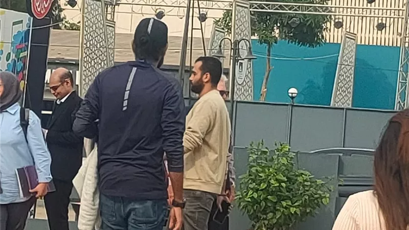حسين فهمي يتابع عملية حجز التذاكر بمهرجان القاهرة السينمائي