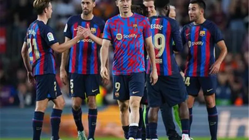 برشلونة يتلقى عرضين مغريين للموافقة على بيع مدافعه