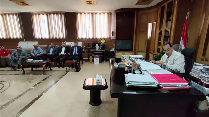 محافظ شمال سيناء يلتقى مع صيادى البحر بالعريش لبحث مطالبهم