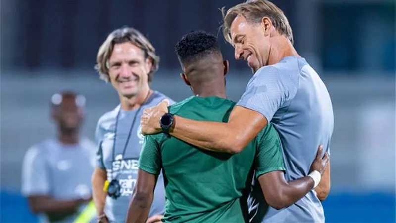 رغم استبعاده..رينارد يقرر الاحتفاظ بحارس النصرلاستخدامه فى التدريبات