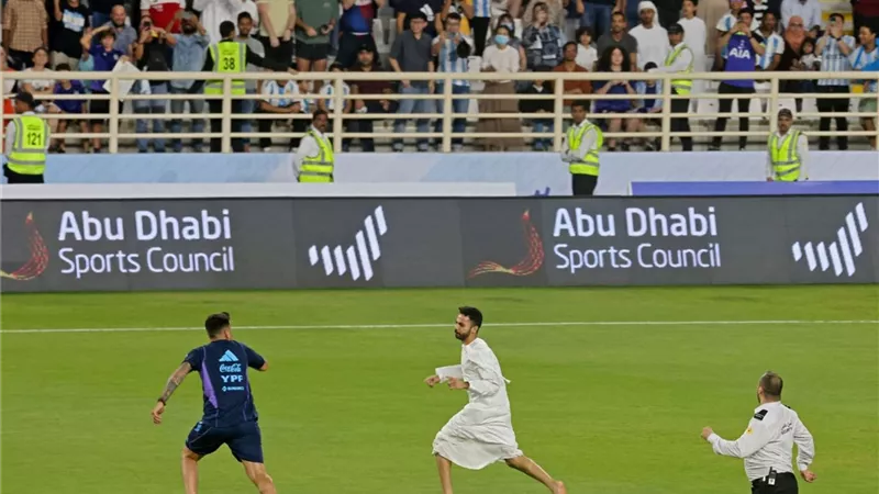 صور .. إماراتى يجرى وراء ميسى لالتقاط صوره معه واللاعب يهرب