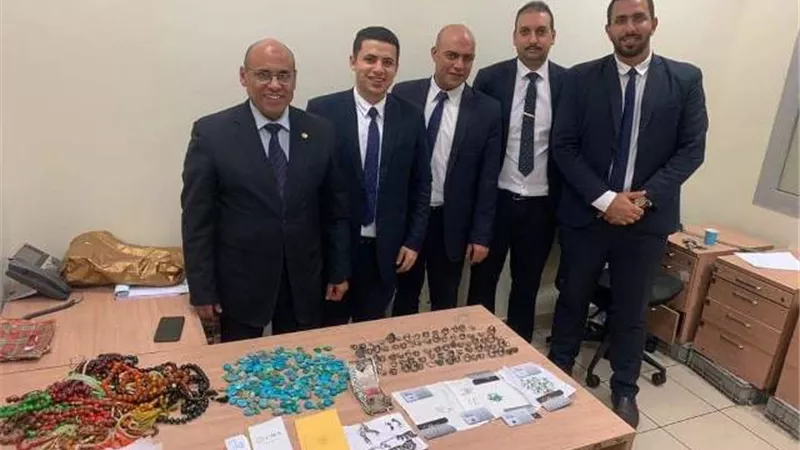 جمارك المطار تحبط تهريب كمية من فصوص الألماس والمشغولات الفضية
