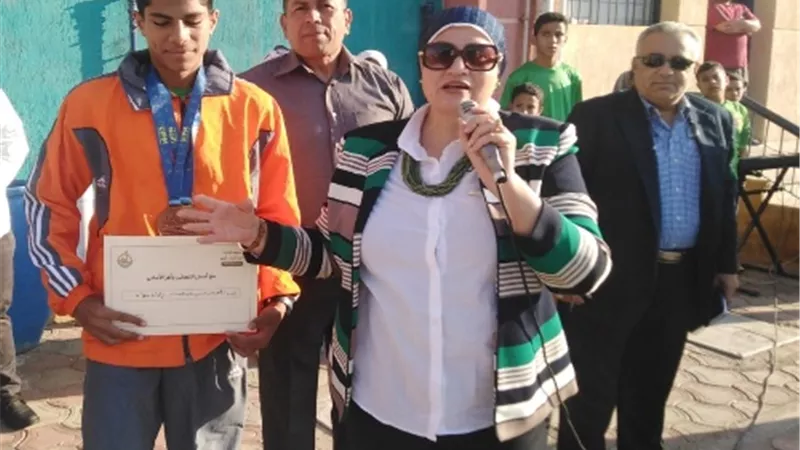 مدير تعليم القليوبية تُكرم الطالب الفائز بـ الفضية والبرونزية عالمياً