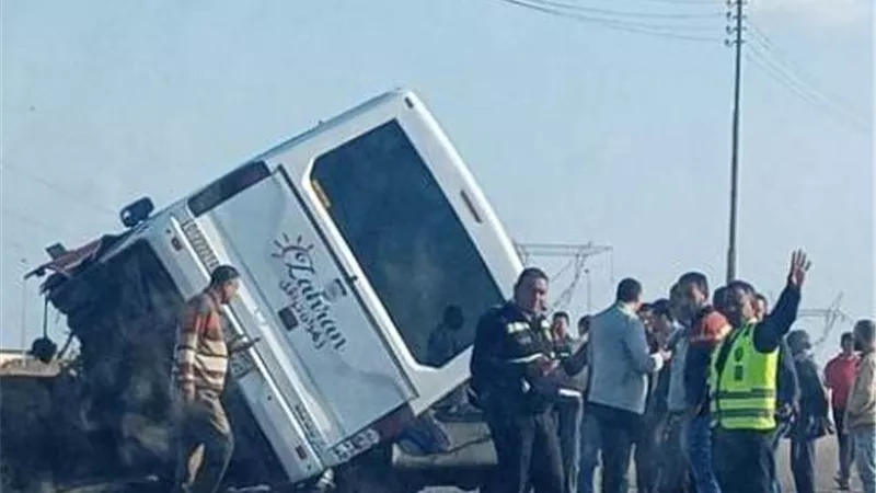 إصابة 13 شخص في حادث تصادم على الطريق الدولي.. صور