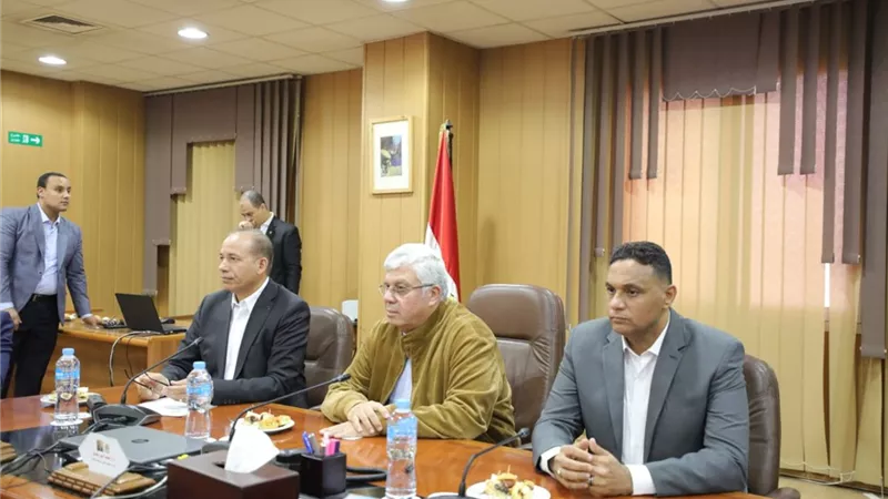 رئيس جامعة المنصورة يستعرض أهم المشروعات القومية الجاري تنفيذها