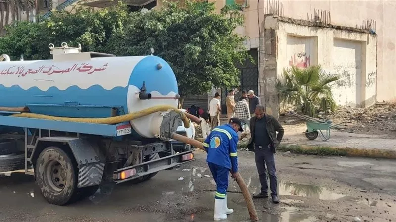 انتشار مكثف لفرق المتابعة وعربات الشفط بشوارع العجمي