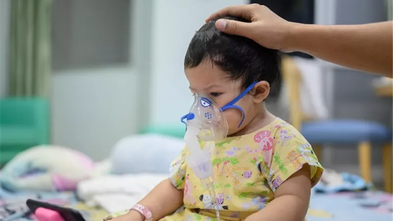 الخبراء يكشفون: 5 طرق لانتقال العدوى بالفيروس المخلوى بين الأطفال