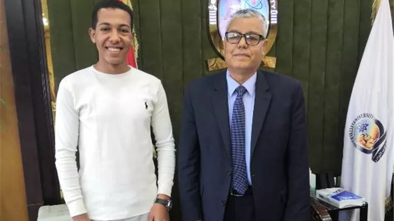 رئيس جامعة جنوب الوادى يكرم الفائز بالمركز الأول فى الخط العربى
