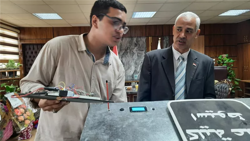 رئيس جامعة أسيوط يُعلن إبتكار طالب بكلية العلوم سلة نفايات ذكية