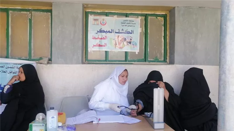 قافلة طبية للكشف على المرضى بكيمان إسنا جنوب غرب الأقصر