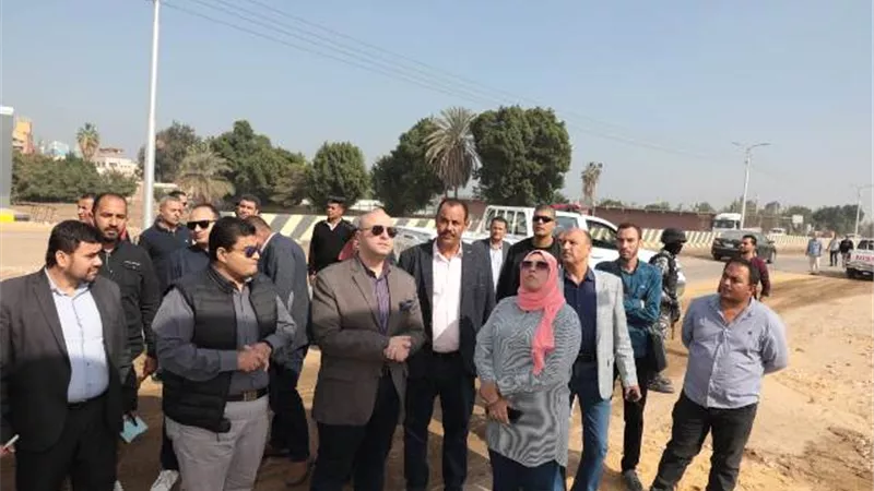 محافظ بني سويف يتفقد مشروعات قرية 