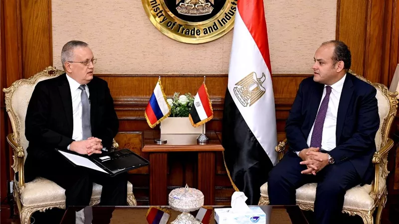 وزير الصناعة يبحث تطورات مشروع إنشاء المنطقة الصناعية الروسية