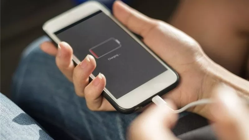 خبير تكنولوجى: التفريغ السريع لبطارية الهاتف علامة على تأكلها
