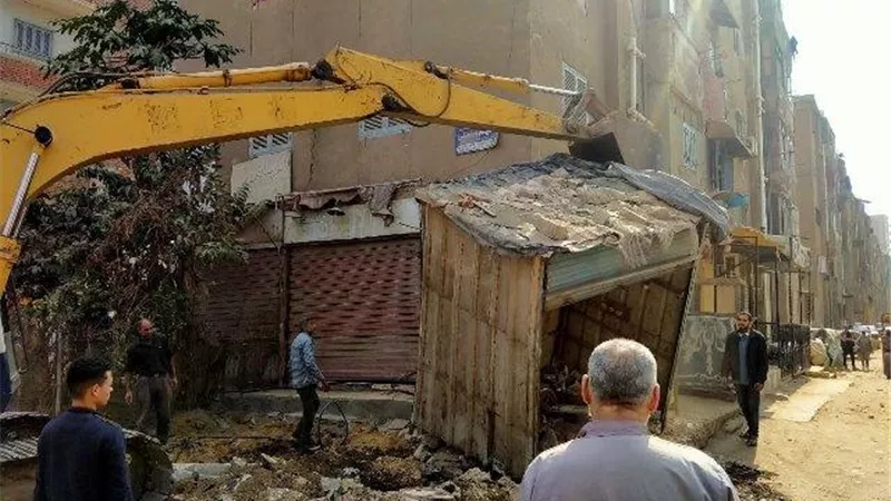 إزالة التعديات على حرم الطرق والأرض الزراعية بالشرقية
