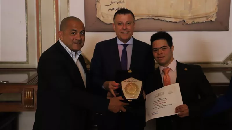 رئيس جامعة عين شمس يكرم الطالب محمد الحسيني عابر المانش من ذوي الهمم