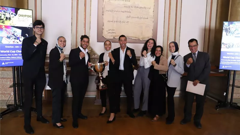 رئيس جامعة عين شمس يكرم طلاب فريق Enactus