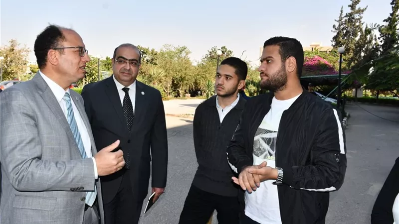 السيد قنديل يناقش سبل وآليات تطوير حركة النقل في جامعة حلوان
