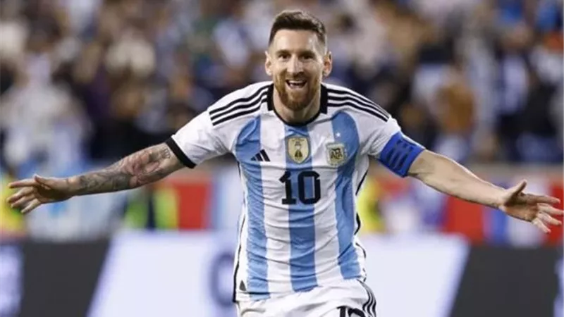 فيديو .. شاهد لمسات ميسى أمام الامارات اليوم